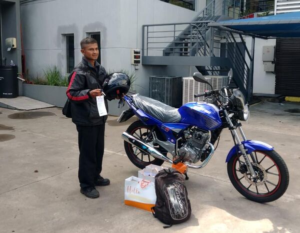 Diario HOY | Un héroe premiado: Froilán Benegas recibió un celular y una moto tras rescate