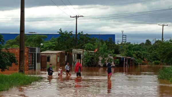 Centenar de familias afectadas por desborde de arroyos en CDE