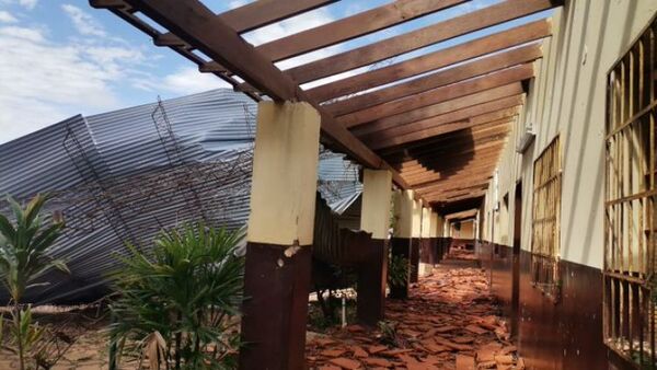 Tras fuerte temporal, nueve aulas quedaron destrozadas en una escuela de Luque