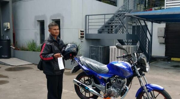 UN HÉROE PREMIADO: FROILÁN BENEGAS RECIBIÓ UN CELULAR Y UNA MOTO TRAS RESCATE - Itapúa Noticias