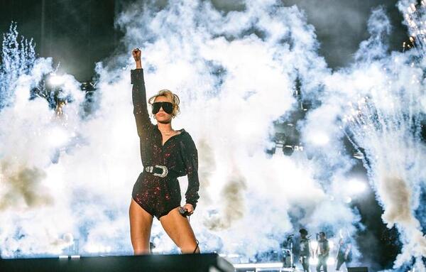 Miley Cyrus dedicó una canción a sus fans de Paraguay: “Desearía haberme quedado”, dijo