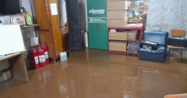 La Nación / La tormenta causó daños al cuartel de Bomberos de Lambaré