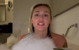 Crónica / [VIDEO] Miley Cyrus se metió a la bañera y le cantó a Paraguay
