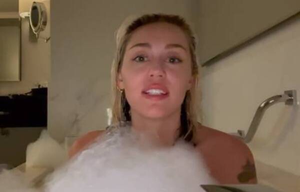 Crónica / [VIDEO] Miley Cyrus se metió a la bañera y le cantó a Paraguay