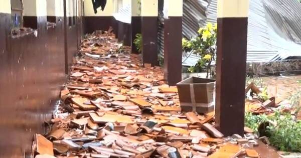 La Nación / Luque: temporal destechó 9 aulas de una escuela, donde una docente resultó herida