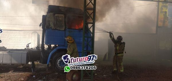 Cortocircuito causó incendio de un camión Scania