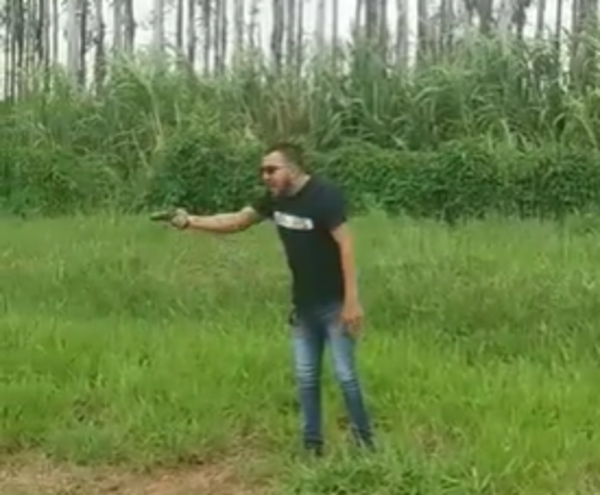 (Video) Abogado inervioso y mostró su arma a manifestantes que cierran ruta