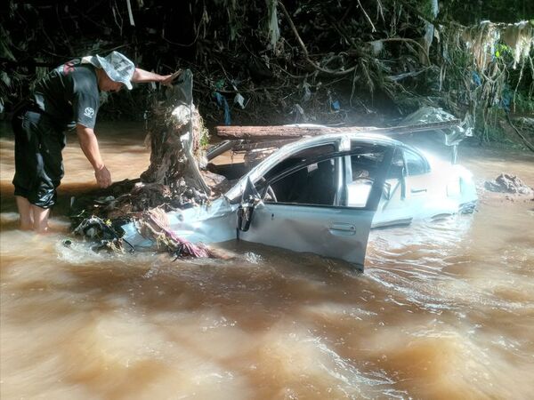 Reaparece en Lambaré un auto llevado por el raudal durante temporal de ayer - Nacionales - ABC Color