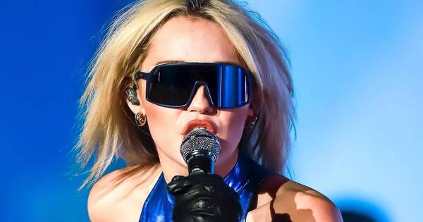 La Nación / Alquilaron una limusina y les hicieron creer a los fans que era Miley Cyrus