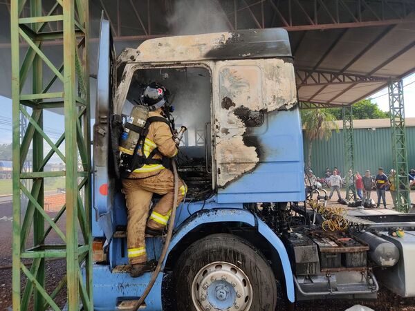 Tractocamión ardió parcialmente en llamas en un taller mecánico - Radio Imperio