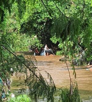 Crónica / ¡Yeta y no macana! su auto llevó el raudal y lo encuentra saqueado en un arroyo
