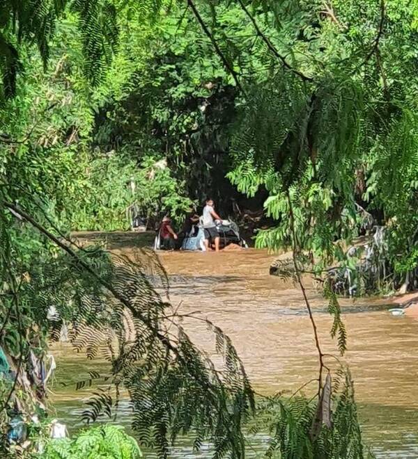 Crónica / ¡Yeta y no macana! su auto llevó el raudal y lo encuentra saqueado en un arroyo