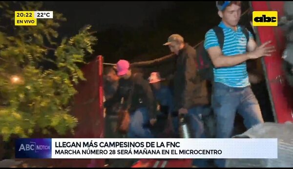 Campesinos llegan a Asunción en caravana de camiones para gran marcha  - Nacionales - ABC Color