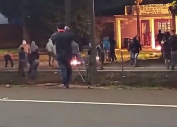 Enfrentamiento y fuego en sede policial producto de la manifestación de camioneros