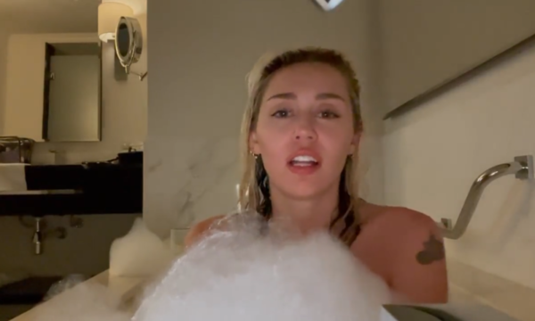 (VIDEO) Miley Cyrus canta desde una bañera a sus fans de Paraguay