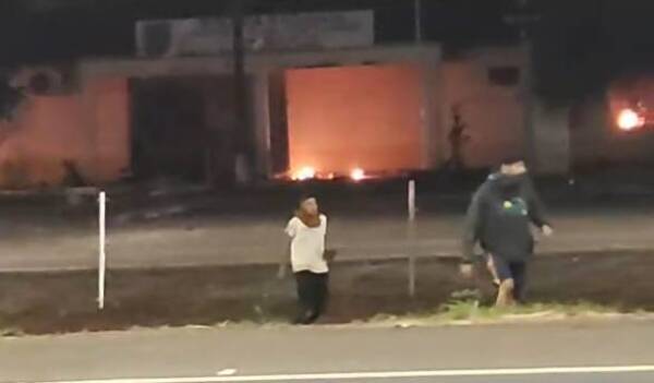 Crónica / ¡Barbarie en Caaguazú! Atacan comisaría, le prenden fuego y destrozan todo