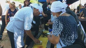 Elaboración de la sopa paraguaya más larga del mundo fue un rotundo éxito - Nacionales - ABC Color