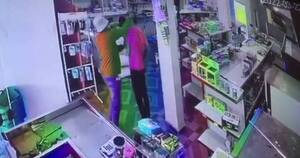 La Nación / Delincuente asaltó y golpeó varias veces con un arma al cajero de un minimarket en Horqueta