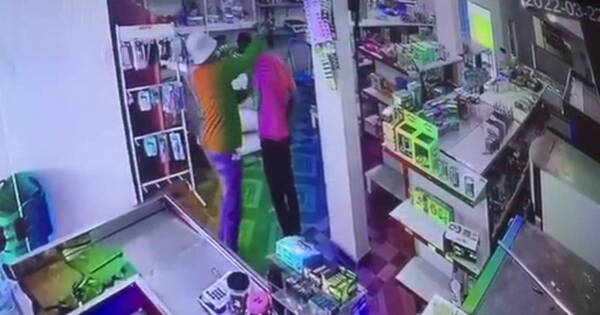La Nación / Delincuente asaltó y golpeó varias veces con un arma al cajero de un minimarket en Horqueta