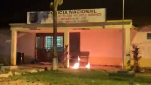Videos muestran ataques a policías e incendio de comisaría en Caaguazú