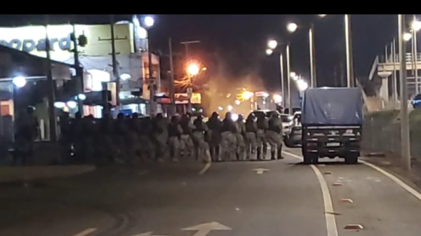 (VIDEO) Una persona herida tras nuevos enfrentamientos entre manifestantes y polis en Caaguazú