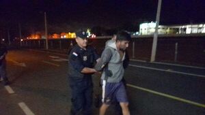 Disturbios en Caaguazú: Policía logra despejar ruta PY02 - Nacionales - ABC Color