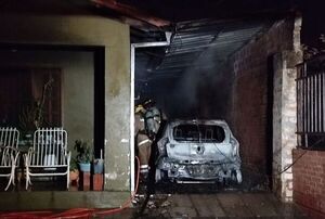 Incendio consume por completo un auto en el garaje de una casa - Nacionales - ABC Color