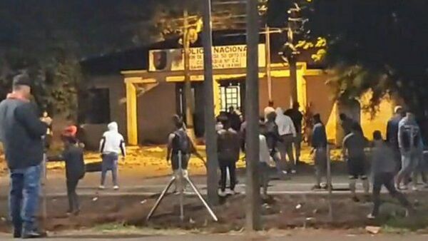 Camioneros siguen movilizados y atacan una comisaría en Caaguazú