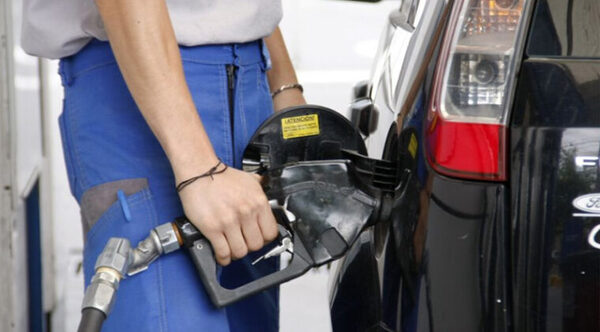 Emblemas privados del combustible “cuelgan mangueras” en señal de protesta