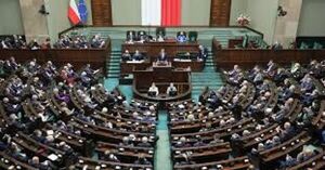 El Parlamento polaco aprobó una resolución que condena a Rusia por crímenes de guerra