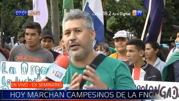 Campesinos marchan por principales calles de Asunción