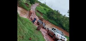 Camioneta casi cae al río Ñacunday tras cruzar balsa - La Clave