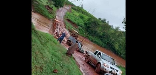 Camioneta casi cae al río Ñacunday tras cruzar balsa - La Clave