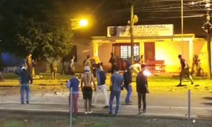 Enfrentamiento entre policías y manifestantes deja 6 heridos y 19 detenidos en Caaguazú - OviedoPress
