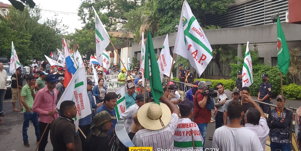 Campesinos marchan por principales calles de Asunción - Noticiero Paraguay