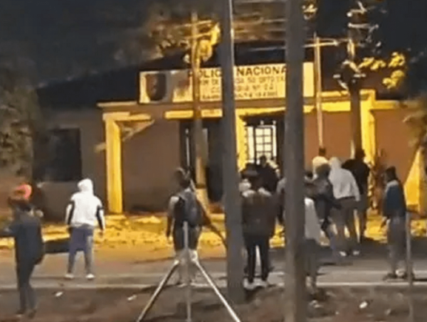 Camioneros niegan que atacaron comisaría en Caaguazú · Radio Monumental 1080 AM