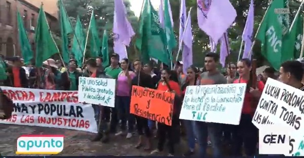 Campesinos e indígenas ya marchan por las calles de Asunción - ADN Digital