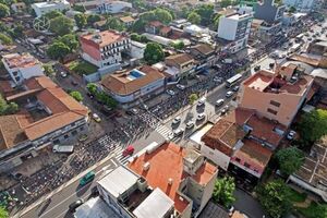 Campesinos e indígenas ya marchan por las calles de Asunción