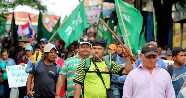 La Nación / Policía garantiza derecho a manifestación de campesinos en Asunción
