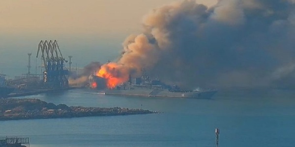 Ucrania asegura haber destruido un buque ruso de desembarco en el puerto de Berdiansk