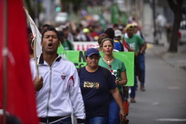 Marcha campesina se concentra en zona del Panteón de los Héroes - Nacionales - ABC Color