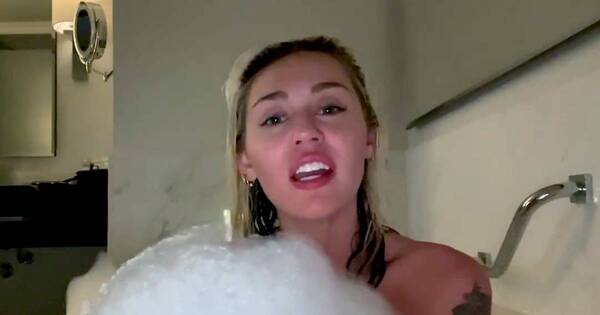 La Nación / Miley Cyrus dedicó “Stay” a sus seguidores paraguayos desde bañera en Brasil
