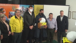 "Usá la cabeza" 100 motociclistas encarnacenos reciben cascos de manera gratuita
