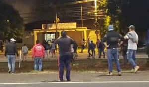 Crónica / Seis agentes heridos y 19 detenidos tras incendio de comisaría