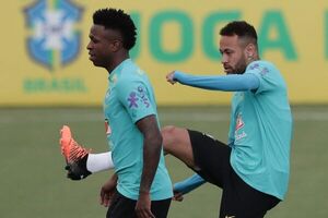 Vinicius dice que jugar con Brasil es tan difícil como hacerlo con el Real - Fútbol Internacional - ABC Color