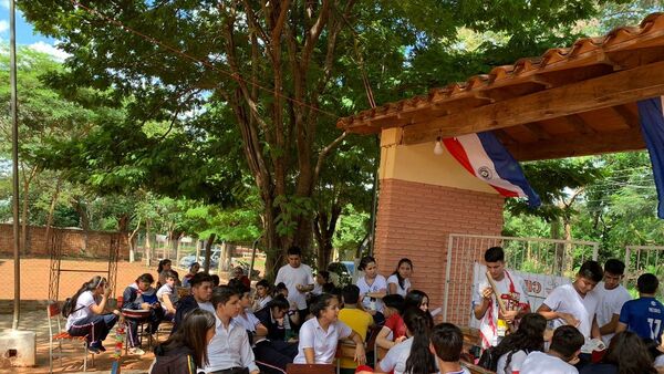 Estudiantes toman colegios contra la suba de combustibles