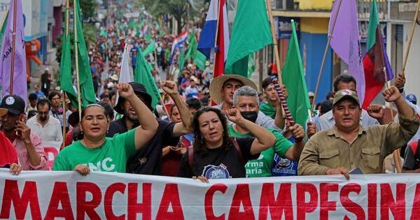 La Nación / Campesinos exigen ser escuchados por congresistas tras masiva marcha