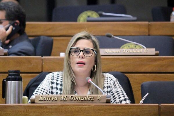 Kattya González pide suprimir cupo de combustibles a altos funcionarios de las binacionales - Nacionales - ABC Color