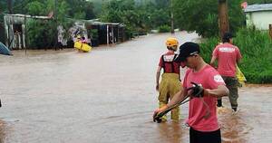 La Nación / Bomberos de Ciudad del Este rescataron a 13 niños de zonas inundadas