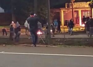 Enfrentamiento y fuego en sede policial producto de la manifestación de camioneros